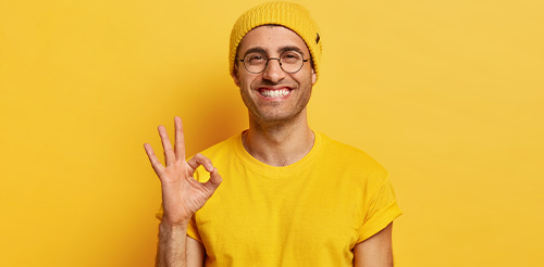 Ein grinsender Mann in goldgelbem Outfit